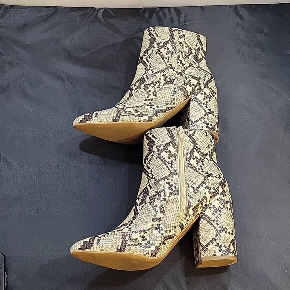 SUGAR SGR-EVVIE ANIMAL PRINT POINTED TOE BLOCK HEEL ANKLE BOOTIE - Picture 7 of 16